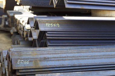 Metal profil açısı depodaki paketlerine metal ürünleri, Rusya Federasyonu