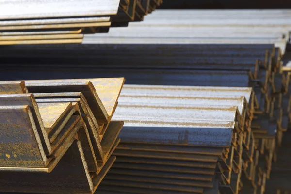 Metal profil açısı depodaki paketlerine metal ürünleri, Rusya Federasyonu