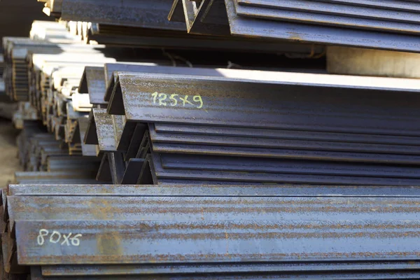 Metal profil açısı depodaki paketlerine metal ürünleri, Rusya Federasyonu