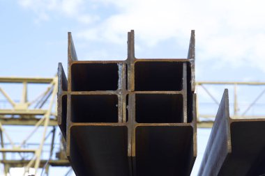 Metal profil kiriş metal ürünlerin depodaki paketlerinde