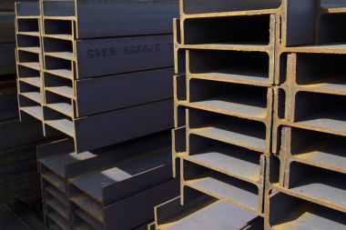 Metal profil kiriş metal ürünlerin depodaki paketlerinde