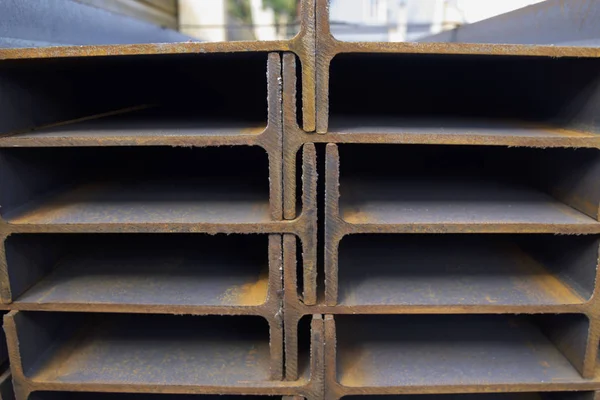 Metal profil kiriş metal ürünlerin depodaki paketlerinde