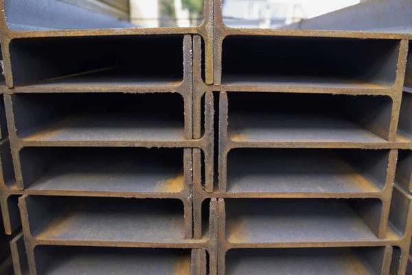金属製品 ロシアの倉庫でパックで金属のプロファイル ビーム — ストック写真