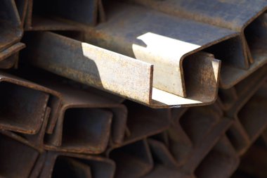 Metal profil kanal depodaki paketlerine metal ürünleri, Rusya Federasyonu