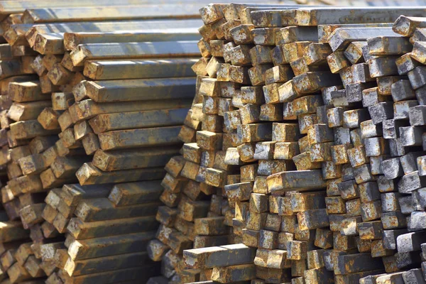 Metal ürünleri, Rusya depodaki paketleri meydanda metal profil