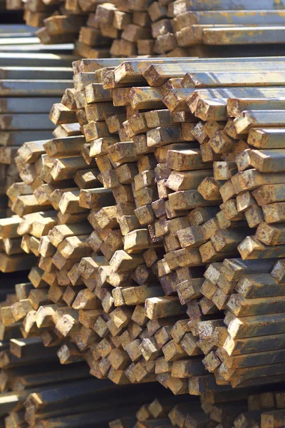 Metal ürünleri, Rusya depodaki paketleri meydanda metal profil