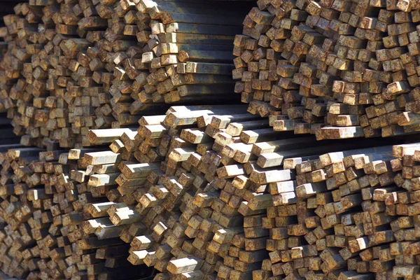 Metal ürünleri, Rusya depodaki paketleri meydanda metal profil