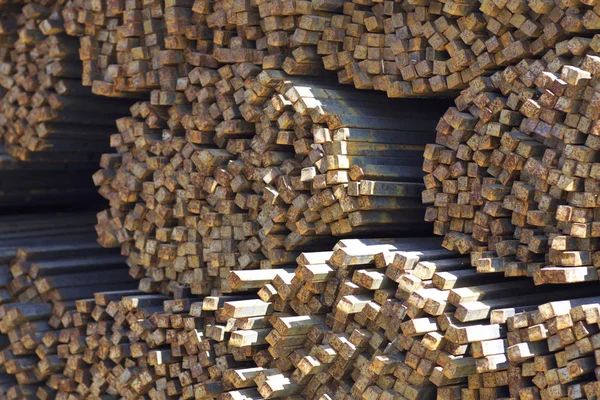 Metal ürünleri, Rusya depodaki paketleri meydanda metal profil