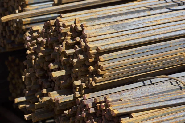 Metal ürünleri, Rusya depodaki paketleri meydanda metal profil