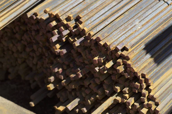 Metal ürünleri, Rusya depodaki paketleri meydanda metal profil