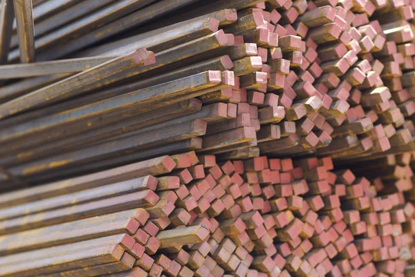 Metal ürünleri, Rusya depodaki paketleri meydanda metal profil