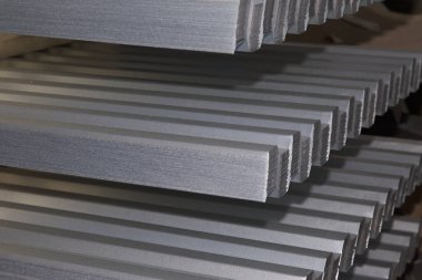 Galvanizli sac metal ürünler depoda Rusya paketlerine profilli
