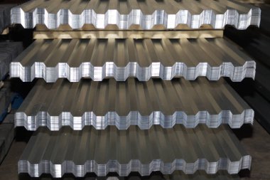 Galvanizli sac metal ürünler depoda Rusya paketlerine profilli