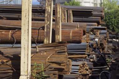 Metal profiller farklı türde metal ürünler depoda, Rusya bulunur