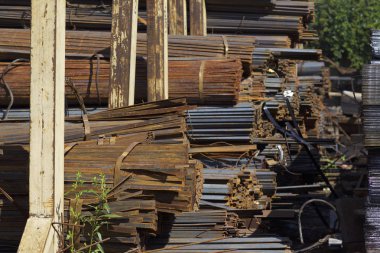 Metal profiller farklı türde metal ürünler depoda, Rusya bulunur