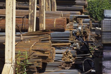 Metal profiller farklı türde metal ürünler depoda, Rusya bulunur