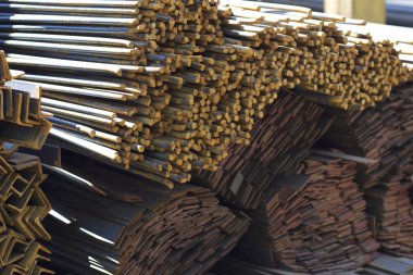 Metal profiller farklı türde metal ürünler depoda, Rusya bulunur