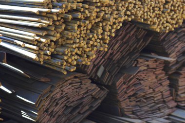 Metal profiller farklı türde metal ürünler depoda, Rusya bulunur