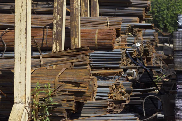 Metal profiller farklı türde metal ürünler depoda, Rusya bulunur