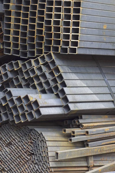 Metal profiller farklı türde metal ürünler depoda, Rusya bulunur