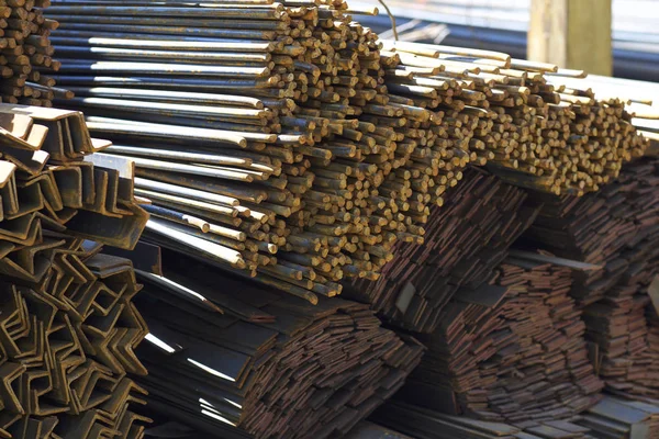 Metal profiller farklı türde metal ürünler depoda, Rusya bulunur