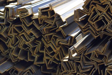 Metal profiller farklı türde metal ürünler depoda, Rusya bulunur