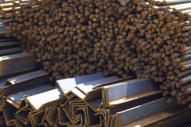 Metal profiller farklı türde metal ürünler depoda, Rusya bulunur