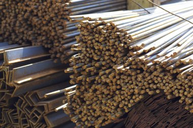 Metal profiller farklı türde metal ürünler depoda, Rusya bulunur