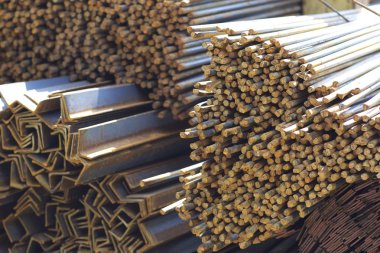 Metal profiller farklı türde metal ürünler depoda, Rusya bulunur