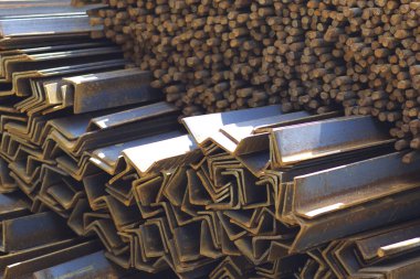 Metal profiller farklı türde metal ürünler depoda, Rusya bulunur