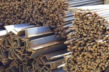 Metal profiller farklı türde metal ürünler depoda, Rusya bulunur