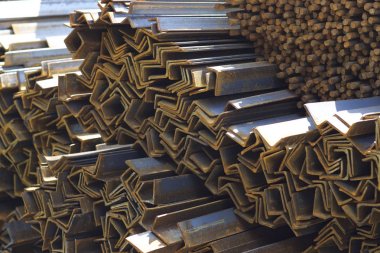 Metal profiller farklı türde metal ürünler depoda, Rusya bulunur