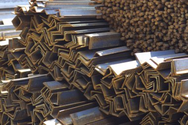 Metal profiller farklı türde metal ürünler depoda, Rusya bulunur