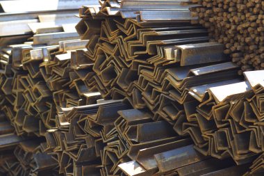 Metal profiller farklı türde metal ürünler depoda, Rusya bulunur