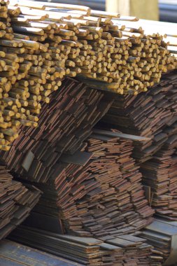 Metal profiller farklı türde metal ürünler depoda, Rusya bulunur