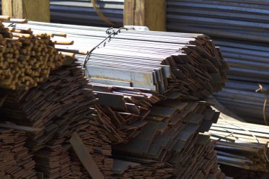 Metal profiller farklı türde metal ürünler depoda, Rusya bulunur