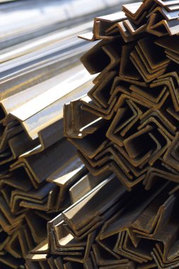 Metal profiller farklı türde metal ürünler depoda, Rusya bulunur