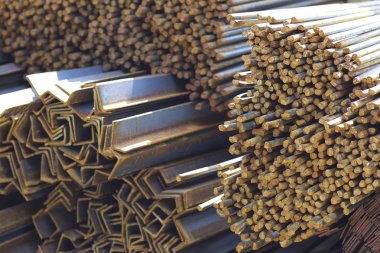 Metal profiller farklı türde metal ürünler depoda, Rusya bulunur