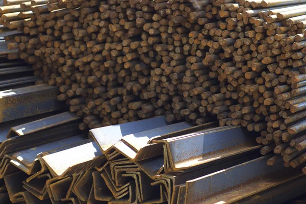 Metal profiller farklı türde metal ürünler depoda, Rusya bulunur