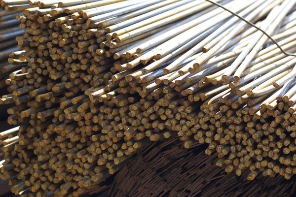 Metal profiller farklı türde metal ürünler depoda, Rusya bulunur