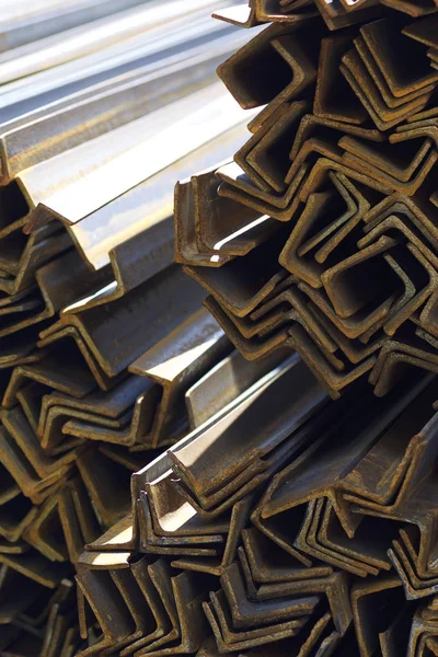 Metal profiller farklı türde metal ürünler depoda, Rusya bulunur