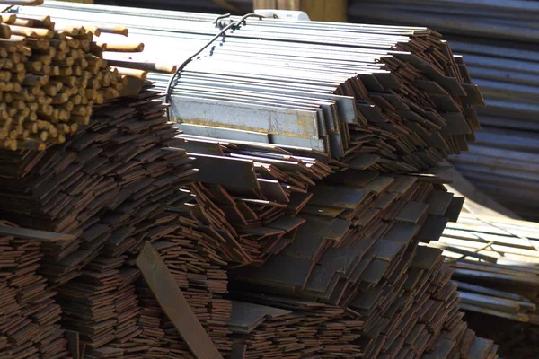 Metal profiller farklı türde metal ürünler depoda, Rusya bulunur