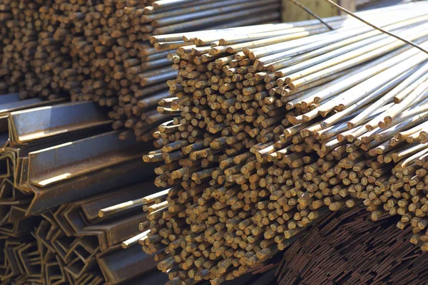 Metal profiller farklı türde metal ürünler depoda, Rusya bulunur