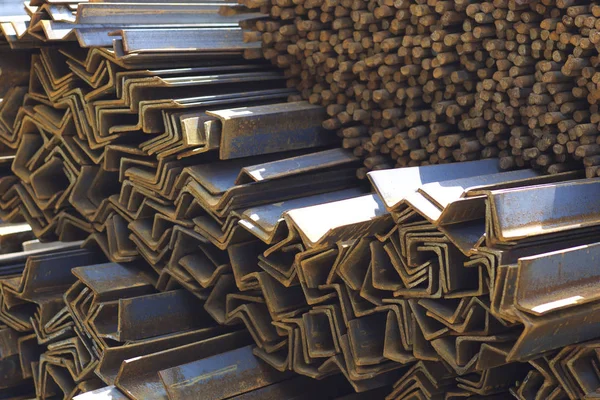 Metal profiller farklı türde metal ürünler depoda, Rusya bulunur