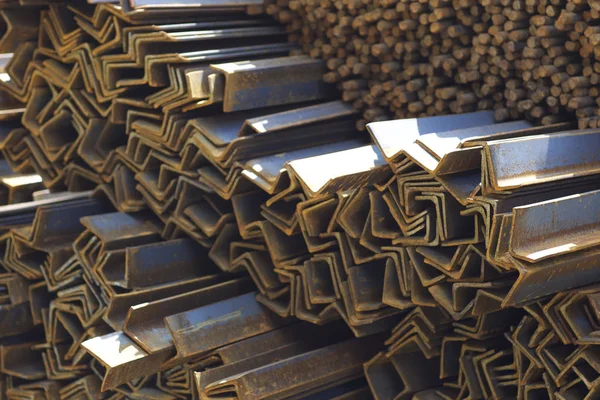 Metal profiller farklı türde metal ürünler depoda, Rusya bulunur