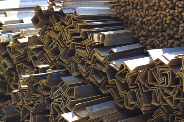 Metal profiller farklı türde metal ürünler depoda, Rusya bulunur