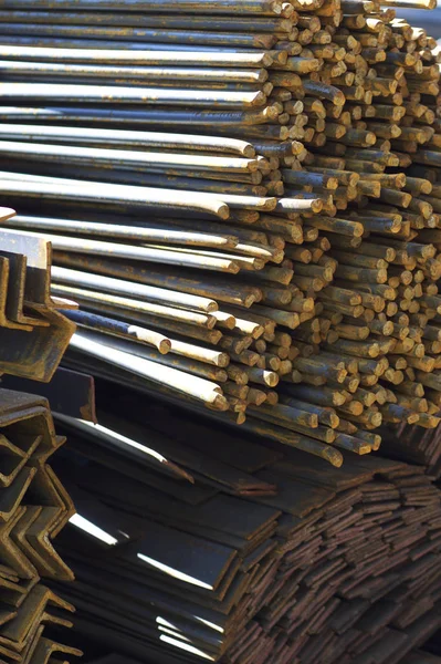 Metal profiller farklı türde metal ürünler depoda, Rusya bulunur