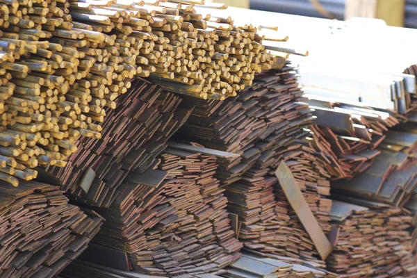 Metal profiller farklı türde metal ürünler depoda, Rusya bulunur