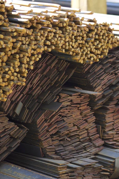 Metal profiller farklı türde metal ürünler depoda, Rusya bulunur