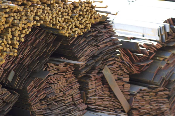 Metal profiller farklı türde metal ürünler depoda, Rusya bulunur